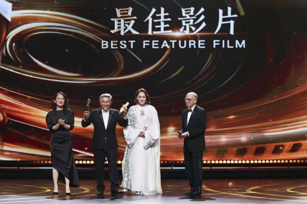 股票十倍杠杆 上影节金爵奖揭晓：曹保平获最佳导演，万茜获最佳女演员